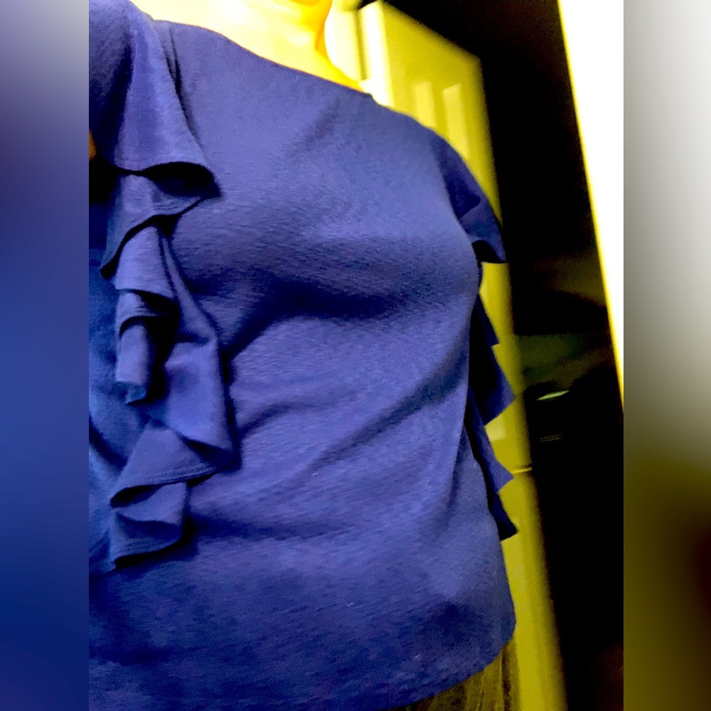 Sweater blouse w ruffles